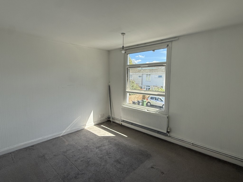 Lot: 30 - HOUSE IN NEED OF IMPROVEMENT - Bedroom 1 of House in Need of Improvement